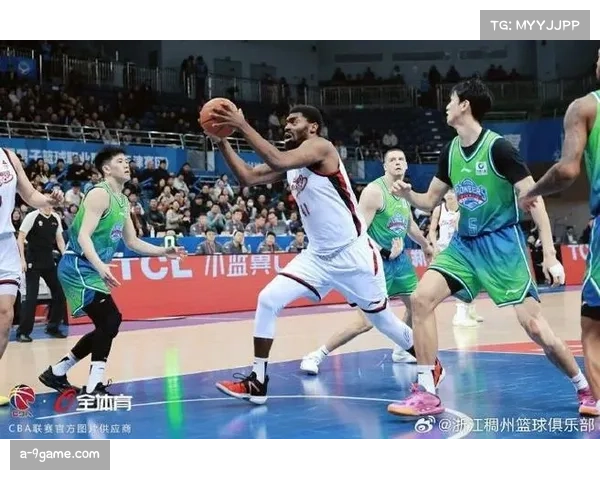 浙江队安德鲁斯以组织串联与持球突破为主,填补控场空缺